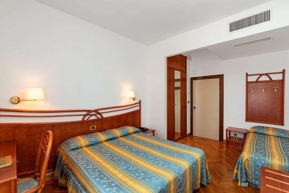 Discover the services of our triple rooms in Venice Lido
