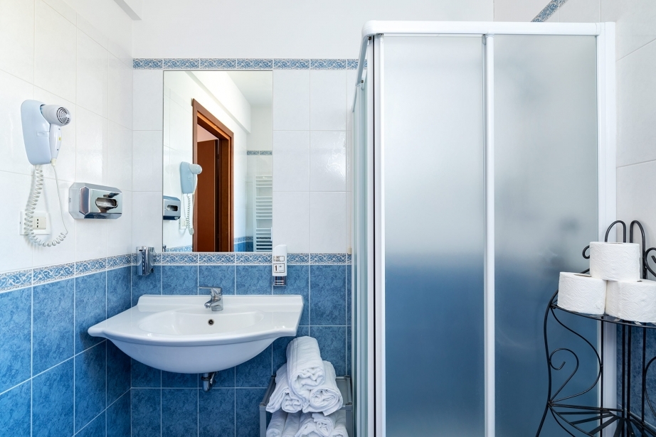 Spazio e pulizia nei bagni delle camere di Hotel Rivamare