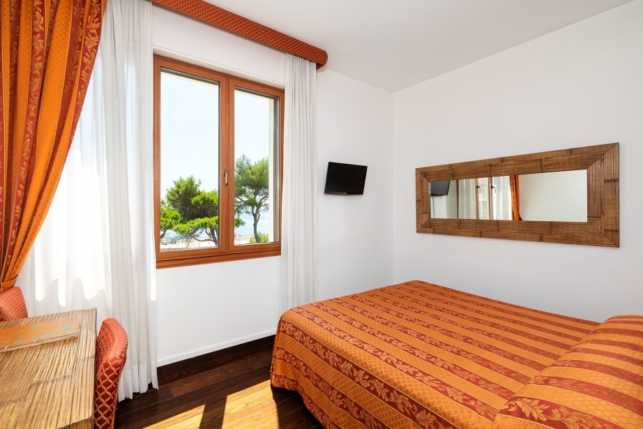 Many comforts in the single rooms of Hotel Rivamare