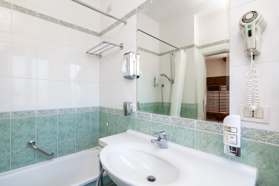 Igiene e pulizia nei bagni delle camere di Hotel Rivamare