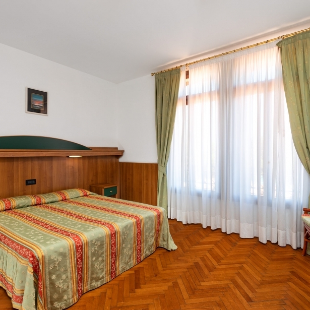 Choose the services of the rooms of Hotel Rivamare
