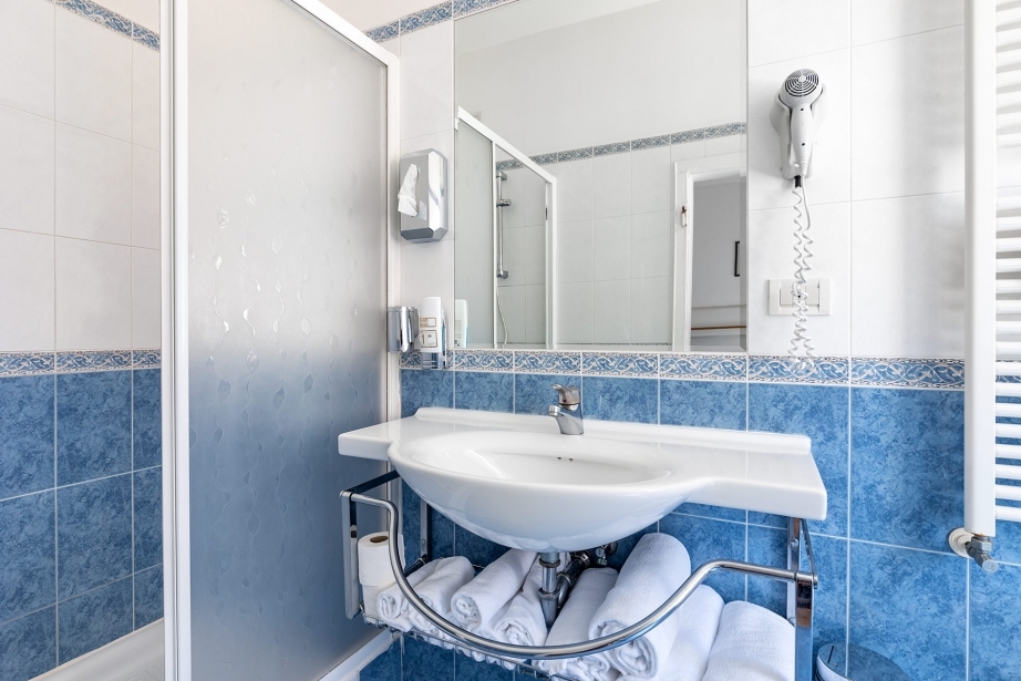 Space and cleanliness in the bathrooms of the rooms of Hotel Rivamare