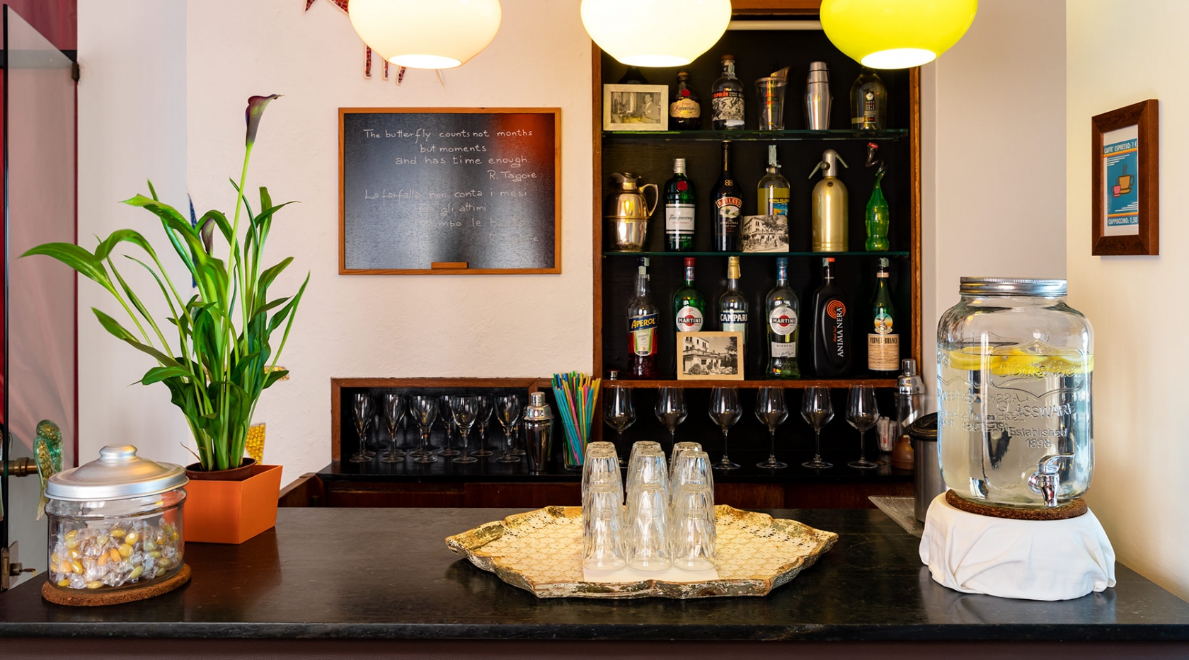 Gustati un aperitivo nel grazioso bar di Hotel Rivamare