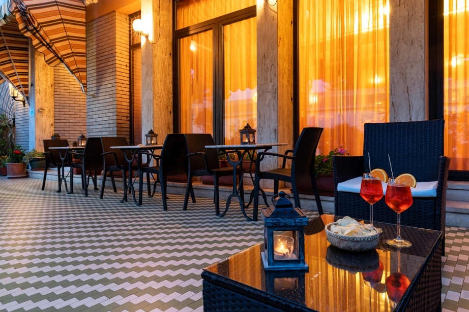 Sorseggia un drink nel bellissimo dehor di Hotel Rivamare