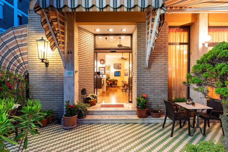 Entra nell'accogliente Hotel Rivamare a Venezia Lido
